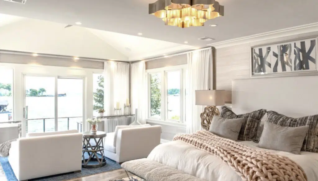 Por qué merece la pena invertir en lámparas personalizadas para interiores únicos 2 Stylish lighting in the main bedroom of any home bright lights modern styles